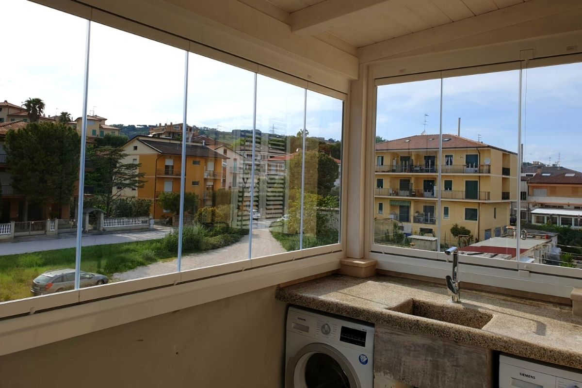 chiusura balcone con veranda in vetro scorrevole e alluminio