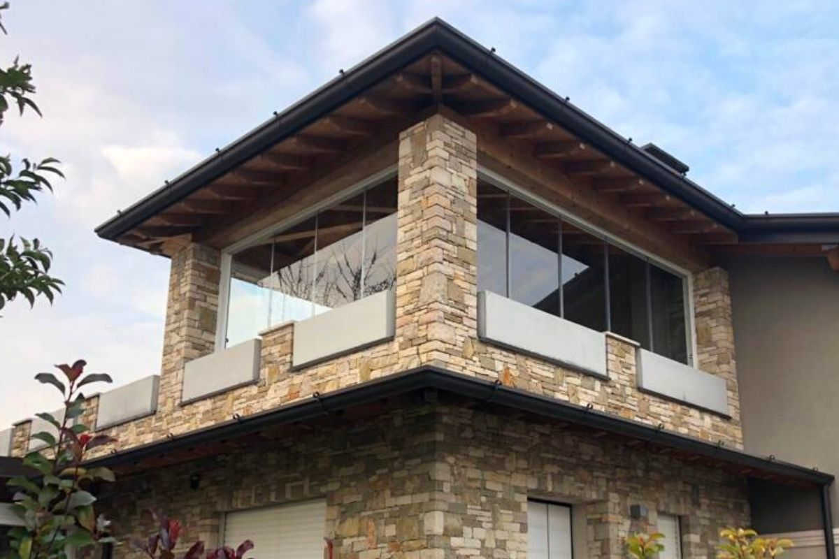 balcone casa indipendente chiuso con veranda in vetro