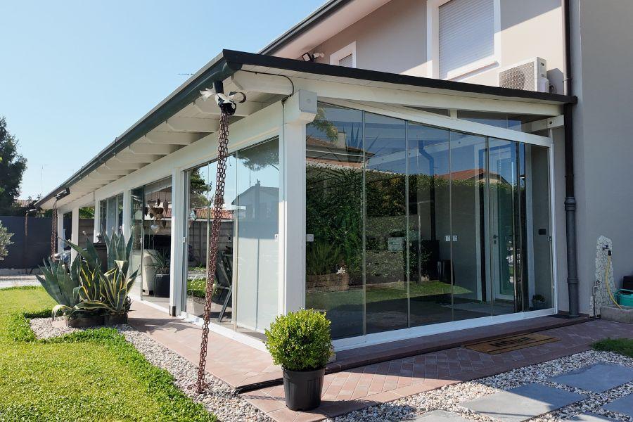 Vetrata scorrevole per portico