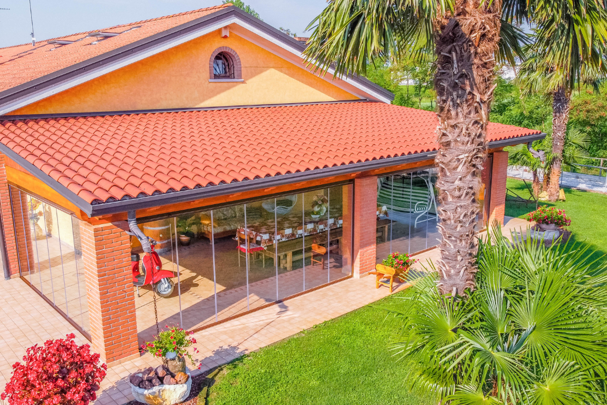 Come le chiusure per verande in vetro cambiano il tuo modo di vivere la casa