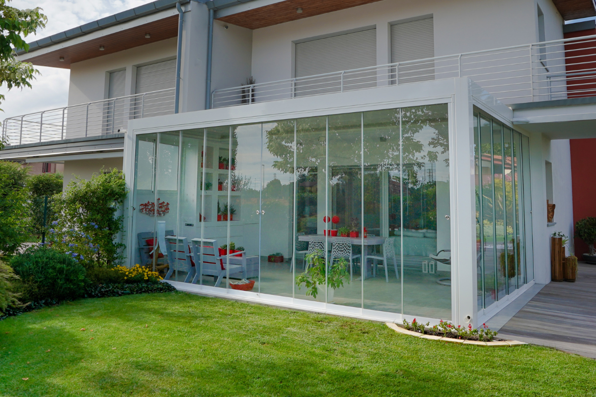 Vetrate scorrevoli per pergole: comfort, design e protezione per gli spazi esterni