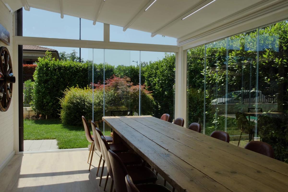 visione-interna-pergola-con-vetrata
