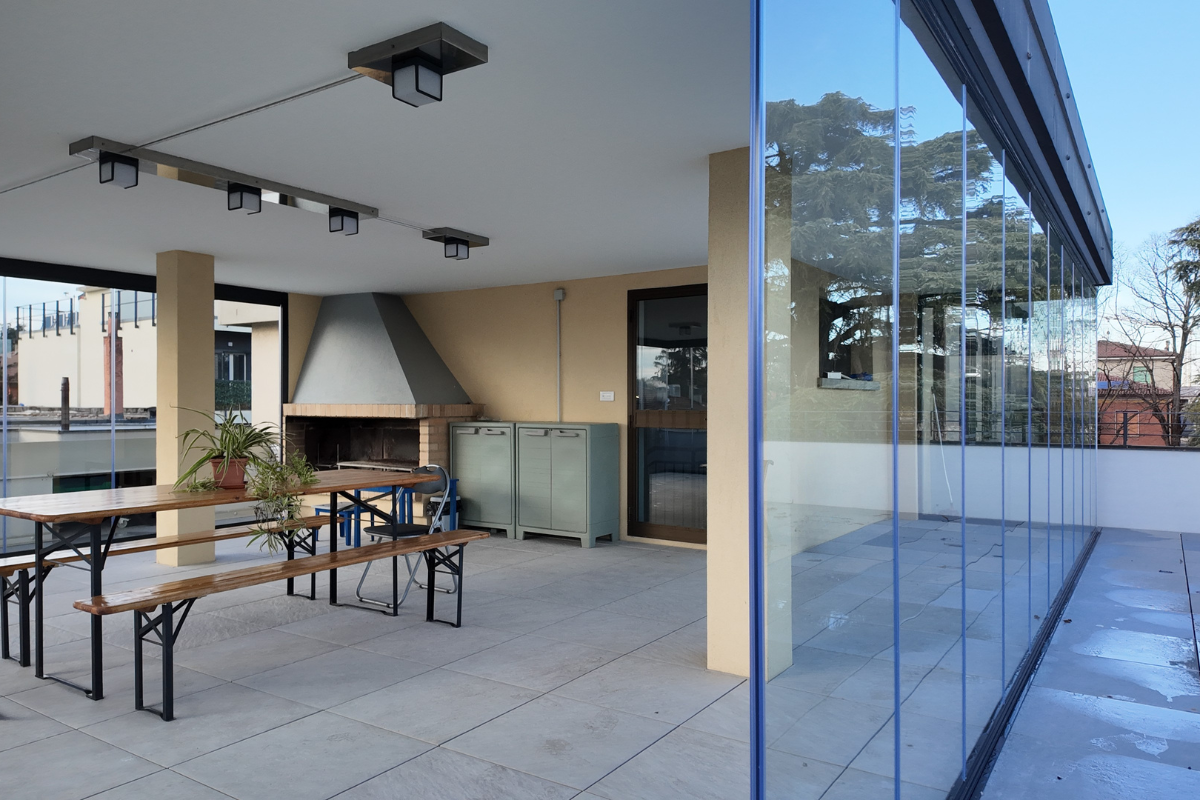 chiusura di un terrazzo con vetrate impacchettabili