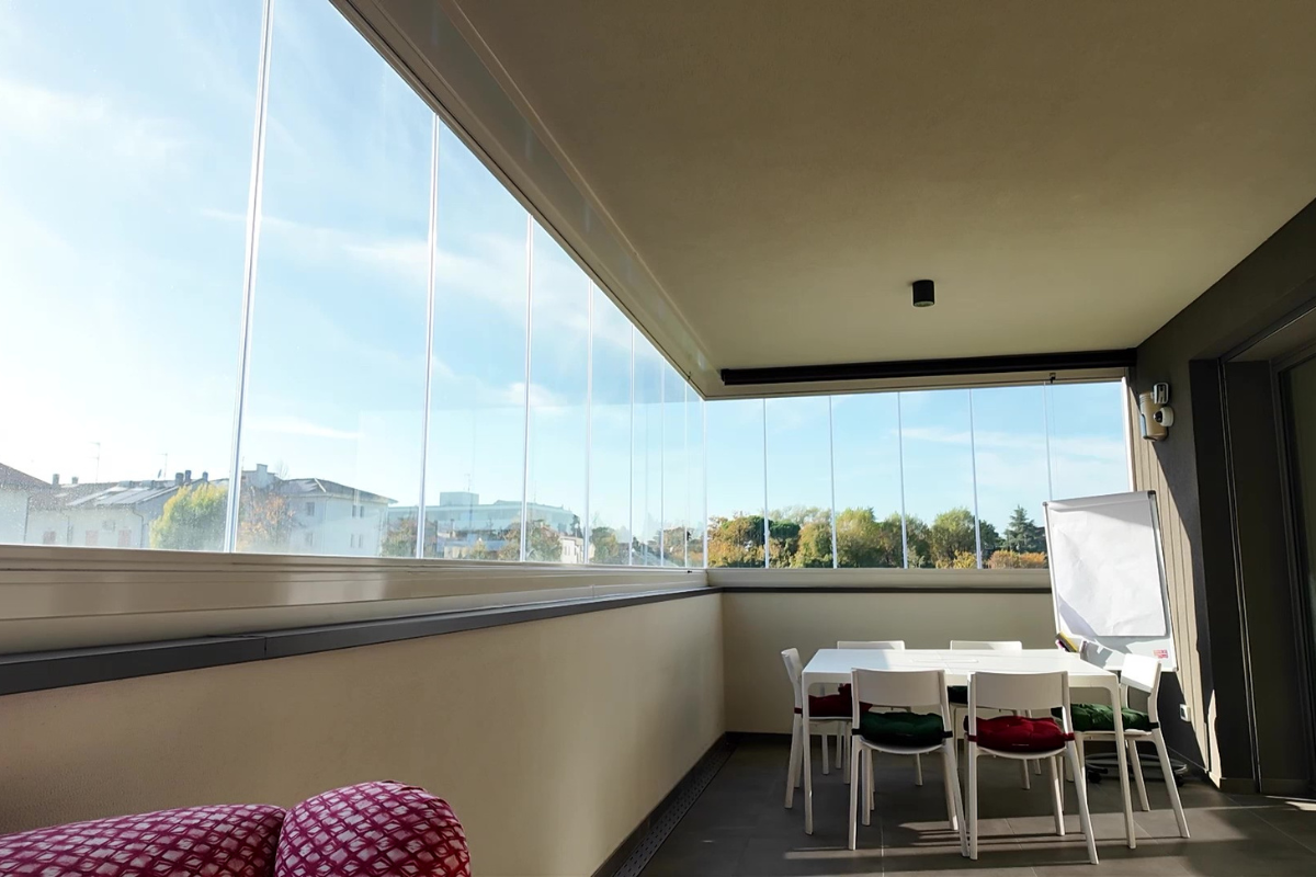 Soluzioni per la chiusura terrazzi: i vantaggi delle vetrate impacchettabili