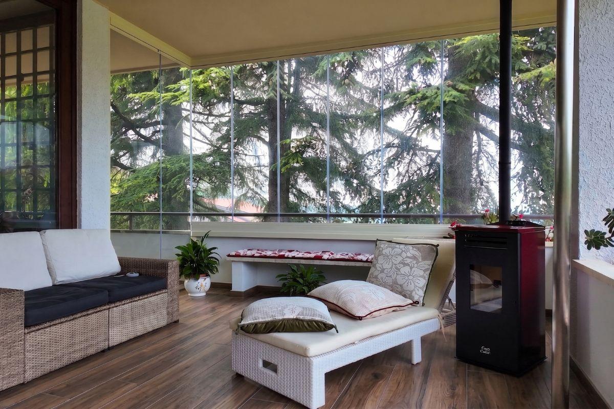 Come arredare un terrazzo chiuso con vetrate: idee, stili e consigli pratici